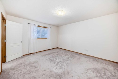 17 Royal Birkdale Crescent Nw, Calgary, AB - Indoor Photo Showing Other Room
