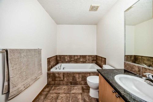 17 Royal Birkdale Crescent Nw, Calgary, AB - Indoor Photo Showing Bathroom