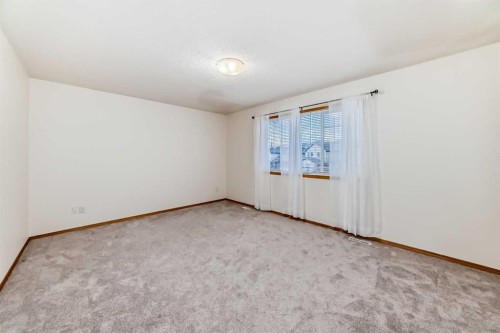 17 Royal Birkdale Crescent Nw, Calgary, AB - Indoor Photo Showing Other Room