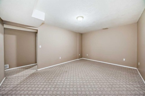 17 Royal Birkdale Crescent Nw, Calgary, AB - Indoor Photo Showing Other Room