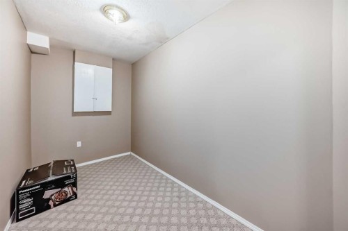 17 Royal Birkdale Crescent Nw, Calgary, AB - Indoor Photo Showing Other Room