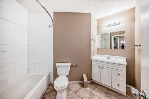 17 Royal Birkdale Crescent Nw, Calgary, AB - Indoor Photo Showing Bathroom