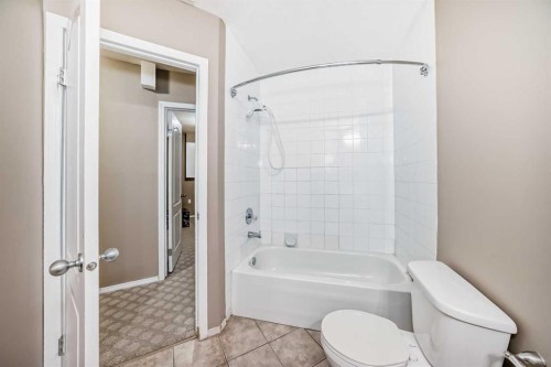 17 Royal Birkdale Crescent Nw, Calgary, AB - Indoor Photo Showing Bathroom