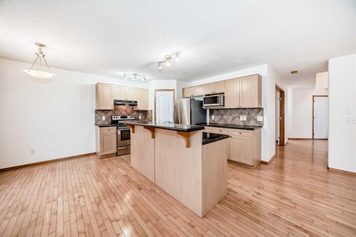 17 Royal Birkdale Crescent Nw, Calgary, AB - Indoor Photo Showing Kitchen