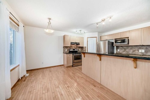 17 Royal Birkdale Crescent Nw, Calgary, AB - Indoor Photo Showing Kitchen