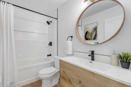 208 Cedarille Green Sw, Calgary, AB - Indoor Photo Showing Bathroom