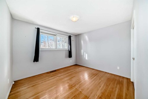 611 Meota Road Ne, Calgary, AB - Indoor Photo Showing Other Room