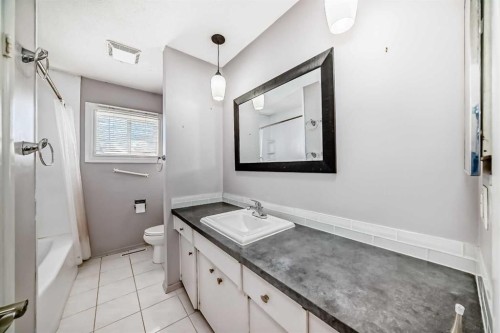 611 Meota Road Ne, Calgary, AB - Indoor Photo Showing Bathroom