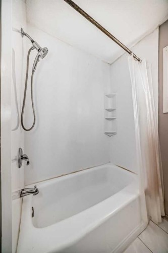 611 Meota Road Ne, Calgary, AB - Indoor Photo Showing Bathroom