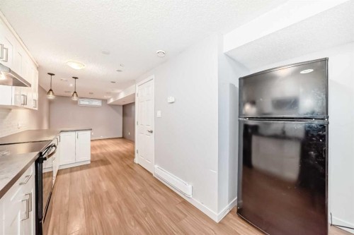 611 Meota Road Ne, Calgary, AB - Indoor Photo Showing Kitchen