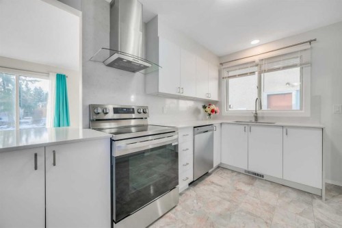 11155 Sacramento Drive Sw, Calgary, AB - Indoor Photo Showing Kitchen