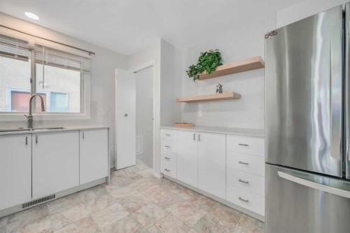 11155 Sacramento Drive Sw, Calgary, AB - Indoor Photo Showing Kitchen