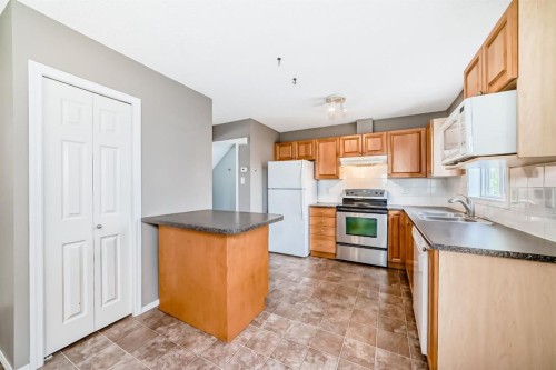 252 Stonemere Place, Chestermere, AB - Indoor Photo Showing Kitchen