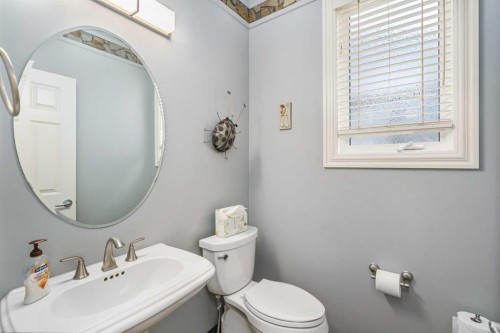 6002 Bow Crescent Nw, Calgary, AB - Indoor Photo Showing Bathroom
