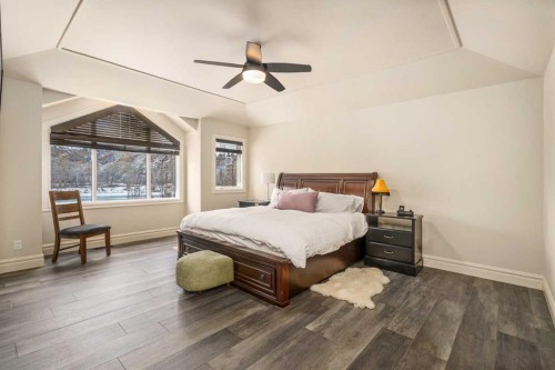 6002 Bow Crescent Nw, Calgary, AB - Indoor Photo Showing Bedroom