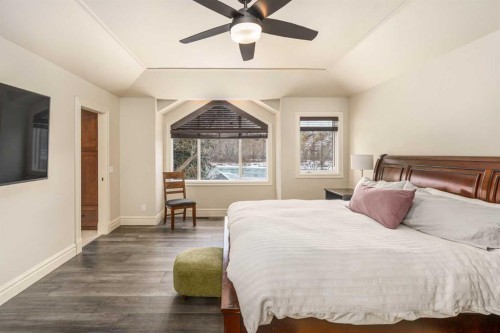 6002 Bow Crescent Nw, Calgary, AB - Indoor Photo Showing Bedroom