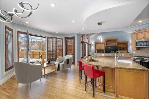 6002 Bow Crescent Nw, Calgary, AB - Indoor Photo Showing Kitchen