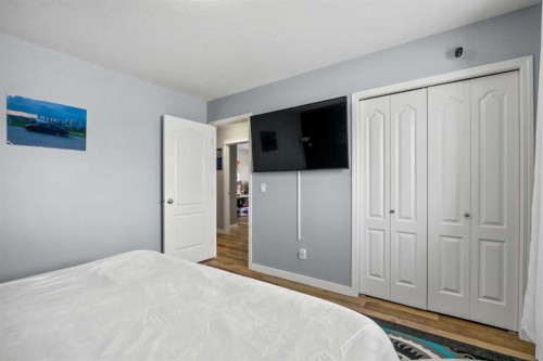 407-8 Bayside Place, Strathmore, AB - Indoor Photo Showing Bedroom
