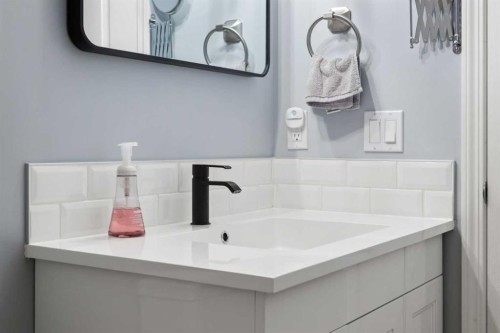 407-8 Bayside Place, Strathmore, AB - Indoor Photo Showing Bathroom