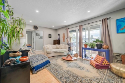 92 2A Street, High River, AB - Indoor Photo Showing Living Room