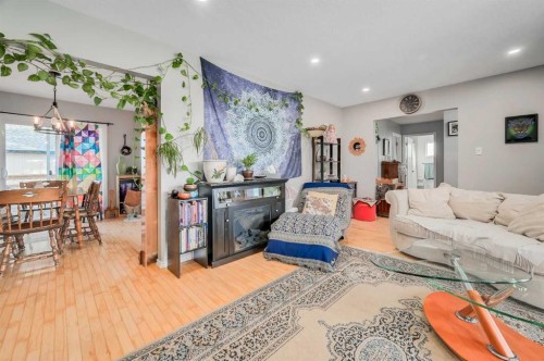 92 2A Street, High River, AB - Indoor Photo Showing Living Room