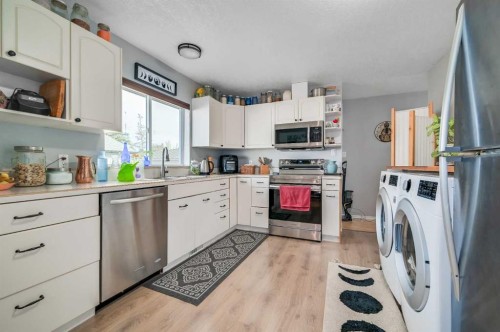 92 2A Street, High River, AB - Indoor Photo Showing Kitchen