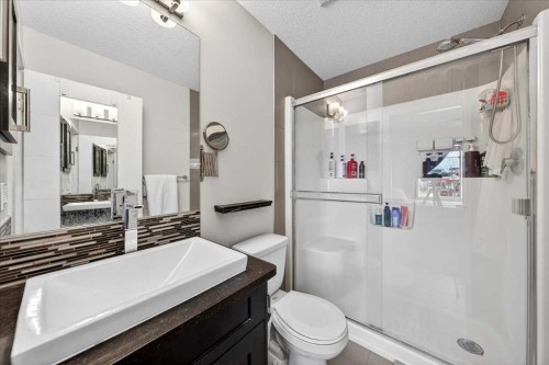 11 Nolan Hill Boulevard Nw, Calgary, AB - Indoor Photo Showing Bathroom