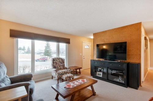 127 Edey Close, Cremona, AB - Indoor Photo Showing Living Room