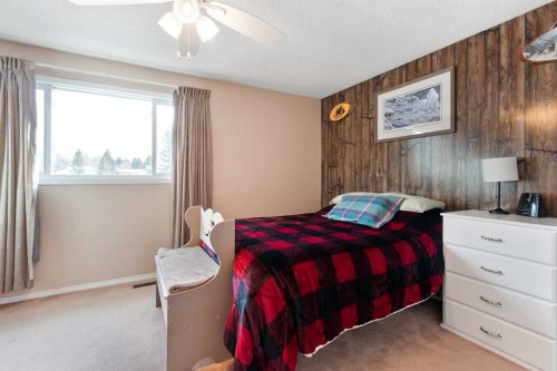 127 Edey Close, Cremona, AB - Indoor Photo Showing Bedroom