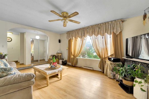 10535 Elbow Drive Sw, Calgary, AB - Indoor Photo Showing Living Room