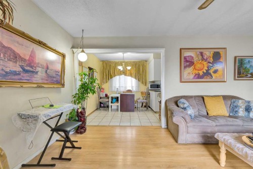 10535 Elbow Drive Sw, Calgary, AB - Indoor Photo Showing Living Room