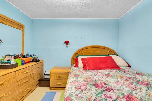 10535 Elbow Drive Sw, Calgary, AB - Indoor Photo Showing Bedroom