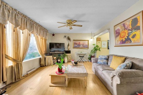 10535 Elbow Drive Sw, Calgary, AB - Indoor Photo Showing Living Room