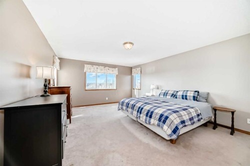114 Royal Birkdale Crescent Nw, Calgary, AB - Indoor Photo Showing Bedroom