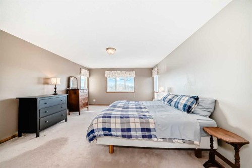 114 Royal Birkdale Crescent Nw, Calgary, AB - Indoor Photo Showing Bedroom