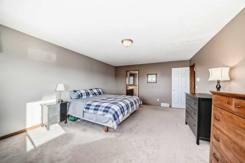 114 Royal Birkdale Crescent Nw, Calgary, AB - Indoor Photo Showing Bedroom