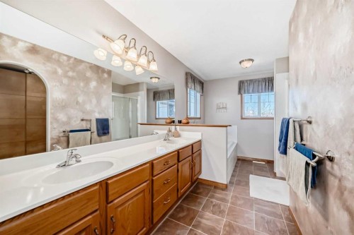 114 Royal Birkdale Crescent Nw, Calgary, AB - Indoor Photo Showing Bathroom