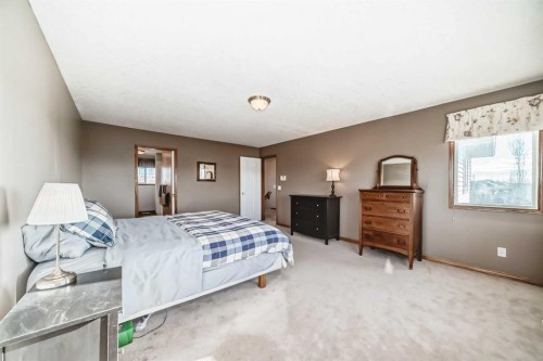 114 Royal Birkdale Crescent Nw, Calgary, AB - Indoor Photo Showing Bedroom