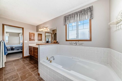 114 Royal Birkdale Crescent Nw, Calgary, AB - Indoor Photo Showing Bathroom