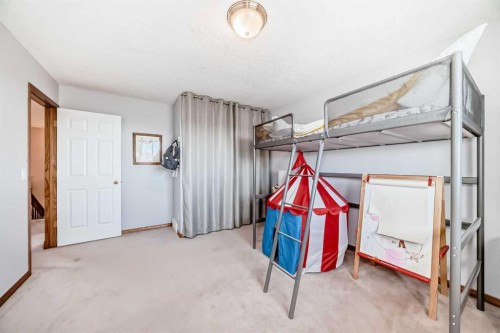 114 Royal Birkdale Crescent Nw, Calgary, AB - Indoor Photo Showing Bedroom