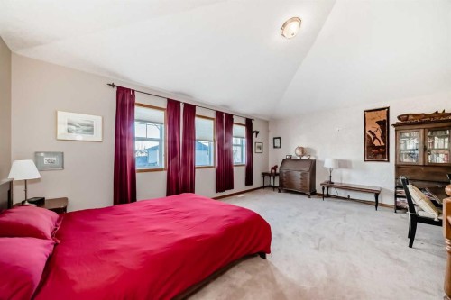 114 Royal Birkdale Crescent Nw, Calgary, AB - Indoor Photo Showing Bedroom