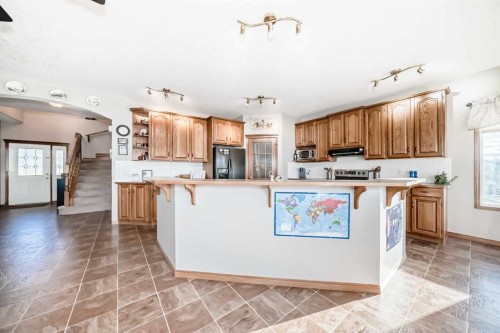 114 Royal Birkdale Crescent Nw, Calgary, AB - Indoor Photo Showing Kitchen