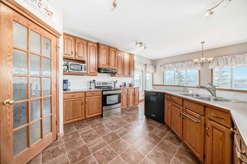 114 Royal Birkdale Crescent Nw, Calgary, AB - Indoor Photo Showing Kitchen With Double Sink