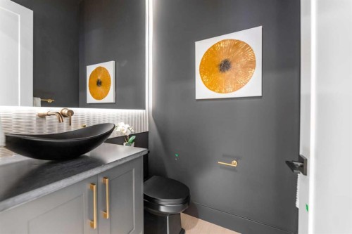 2323 53 Avenue Sw, Calgary, AB - Indoor Photo Showing Bathroom