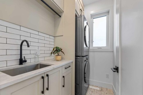 2323 53 Avenue Sw, Calgary, AB - Indoor Photo Showing Kitchen