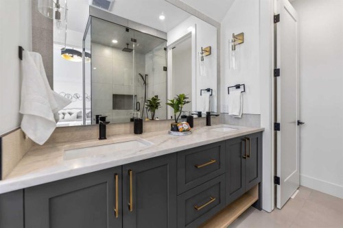 2323 53 Avenue Sw, Calgary, AB - Indoor Photo Showing Bathroom