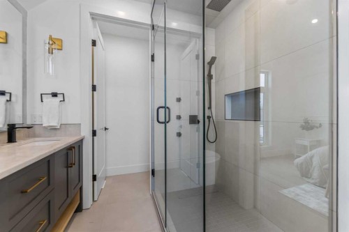 2323 53 Avenue Sw, Calgary, AB - Indoor Photo Showing Bathroom