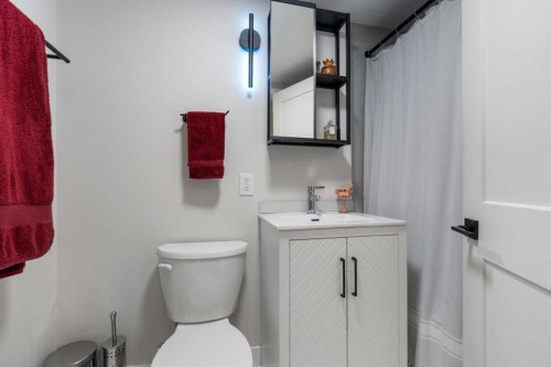 7132 36 Avenue Nw, Calgary, AB - Indoor Photo Showing Bathroom
