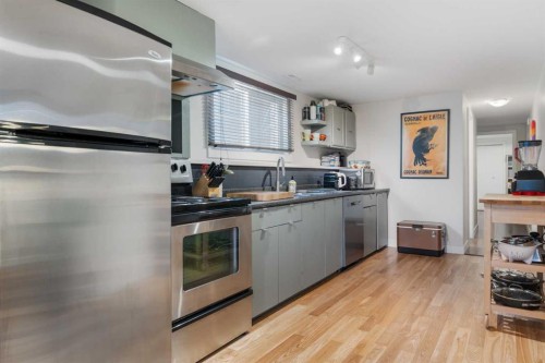 7132 36 Avenue Nw, Calgary, AB - Indoor Photo Showing Kitchen