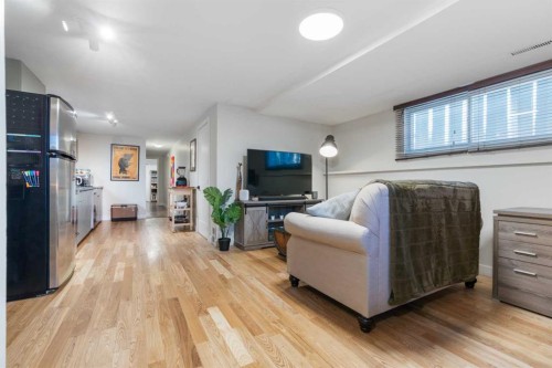 7132 36 Avenue Nw, Calgary, AB - Indoor Photo Showing Other Room